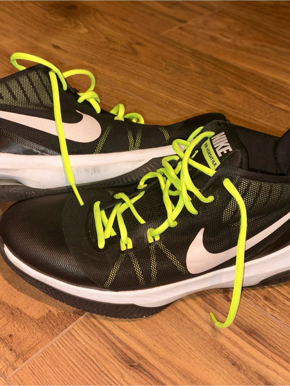 Nike Air Versatile indoor Men’s Black with Neon Yellow/green Lace Shoes US 10.5